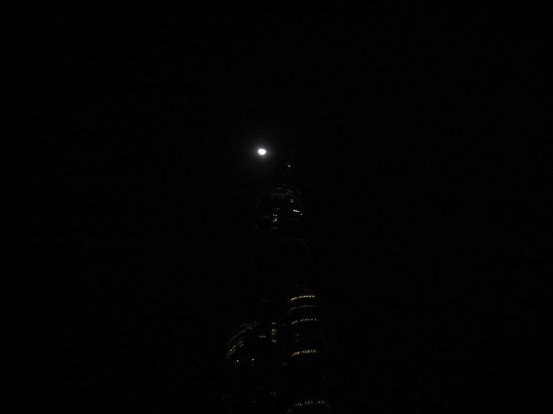 IMG_2977.JPG - Månen rammer Burj Khalif (også kaldet Burj Dubai)