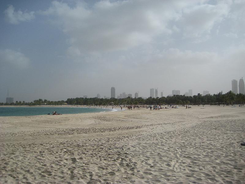 IMG_3050.JPG - Al Mamzer Beach park, et enormt strand komplex som er bygget så der er plads til alle badegæsterne.