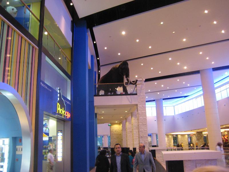 IMG_3119.JPG - Mall of the Emirates, helt klart det flotteste center, stort som fanden men ikke et sted med en bænk, man vader og vader
